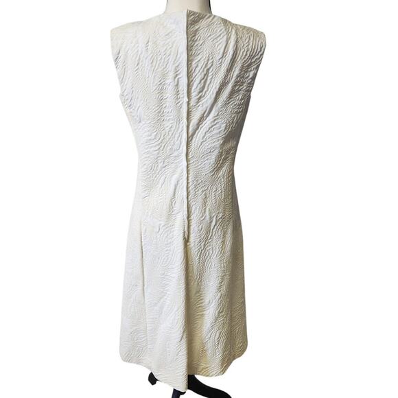 1960's Vintage White Paisley Brocade Sleeveless Mod Midi Cocktail Sheath Dress - Picture 5 of 6